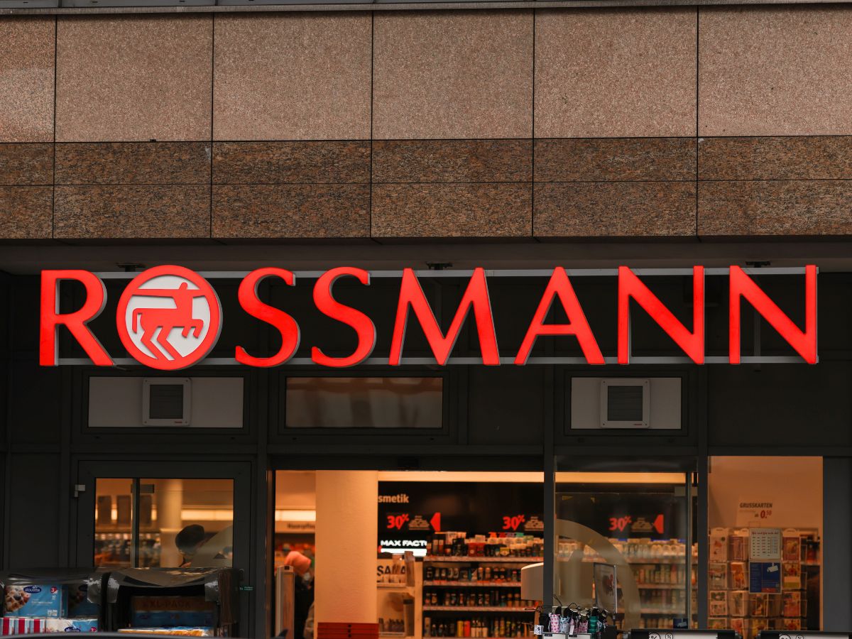 Kosztuje 4 zł, a robi “lśniącą taflę”. Ta maska do włosów zniszczonych to nowy hit z Rossmanna!