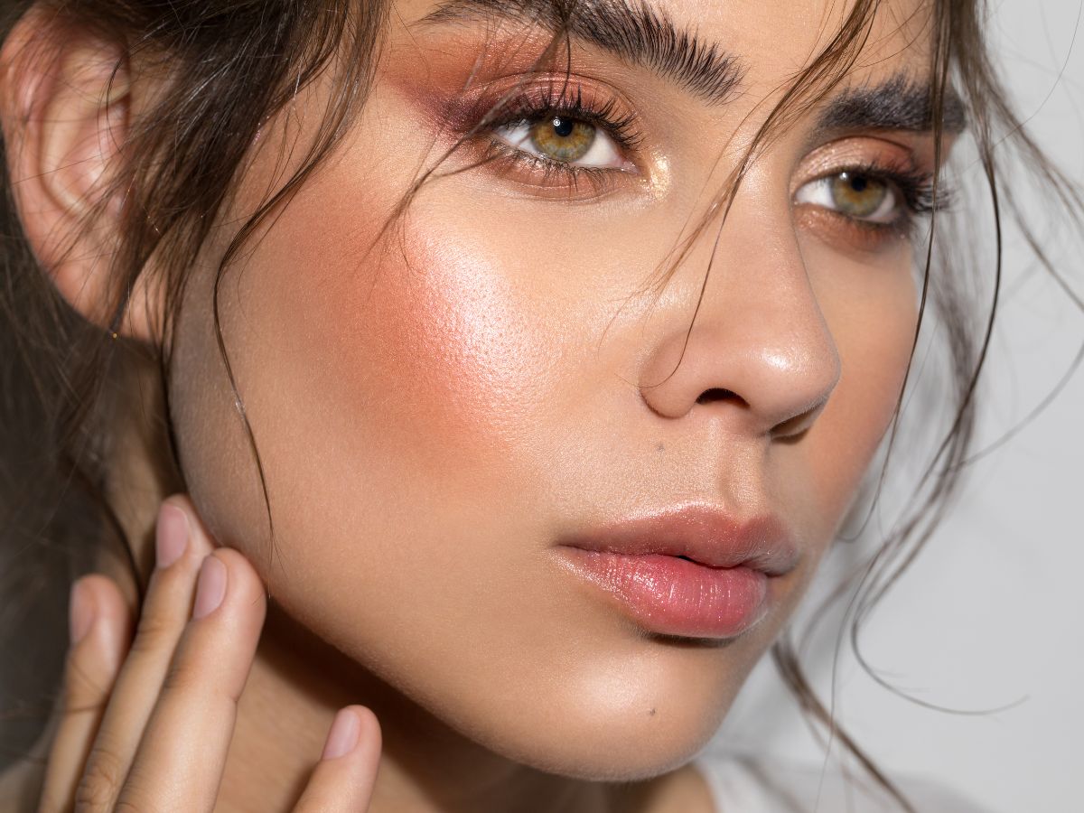 Zamiennik rozświetlacza Huda Beauty z Action daje mokry efekt
