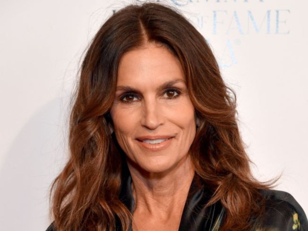 Jeansy paper bag dla 60+ stylu Cindy Crawford