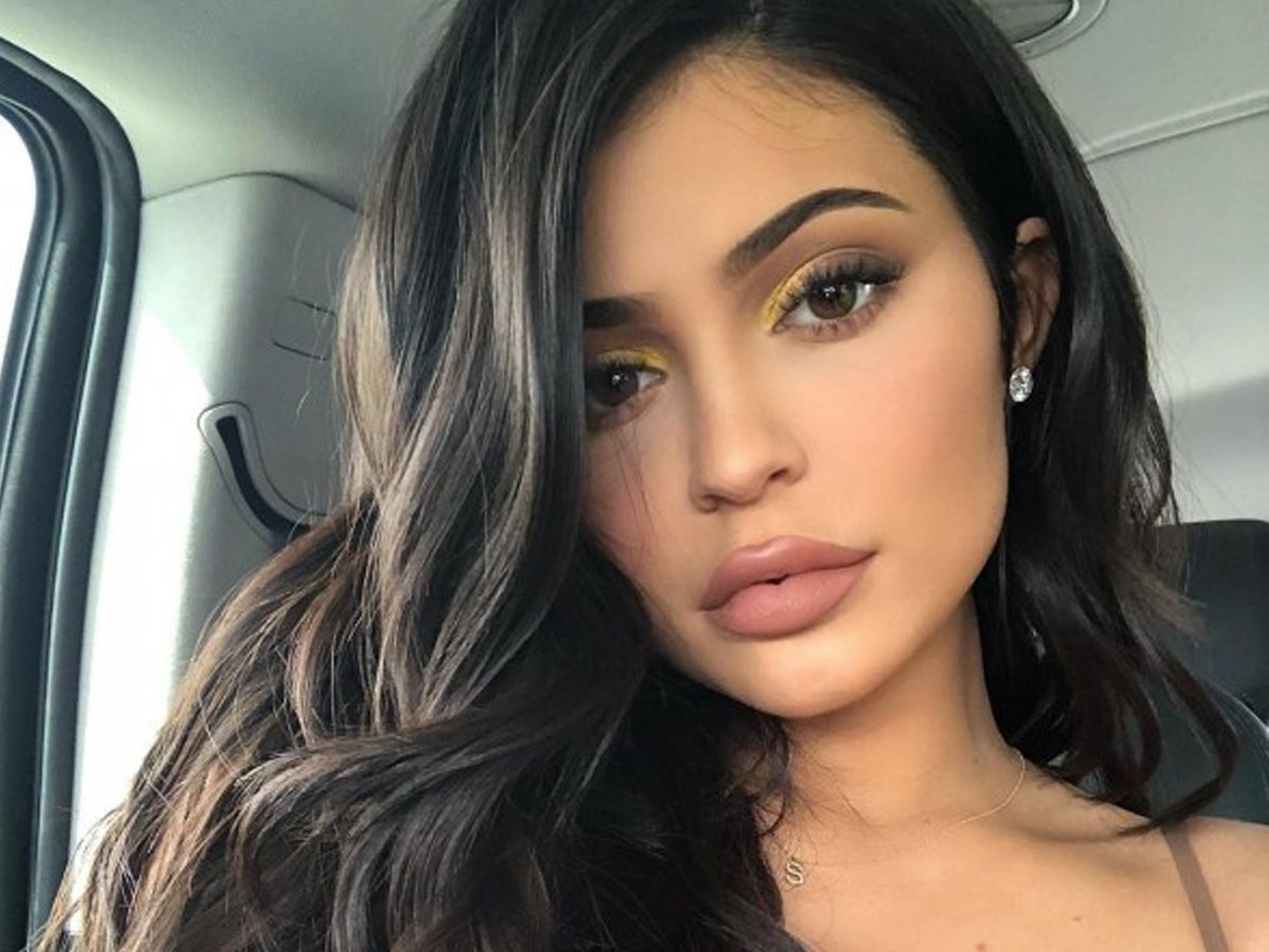 Powiększyła moje cienkie usta efektem "Daily Nude". Kylie Jenner stosuje ten trik