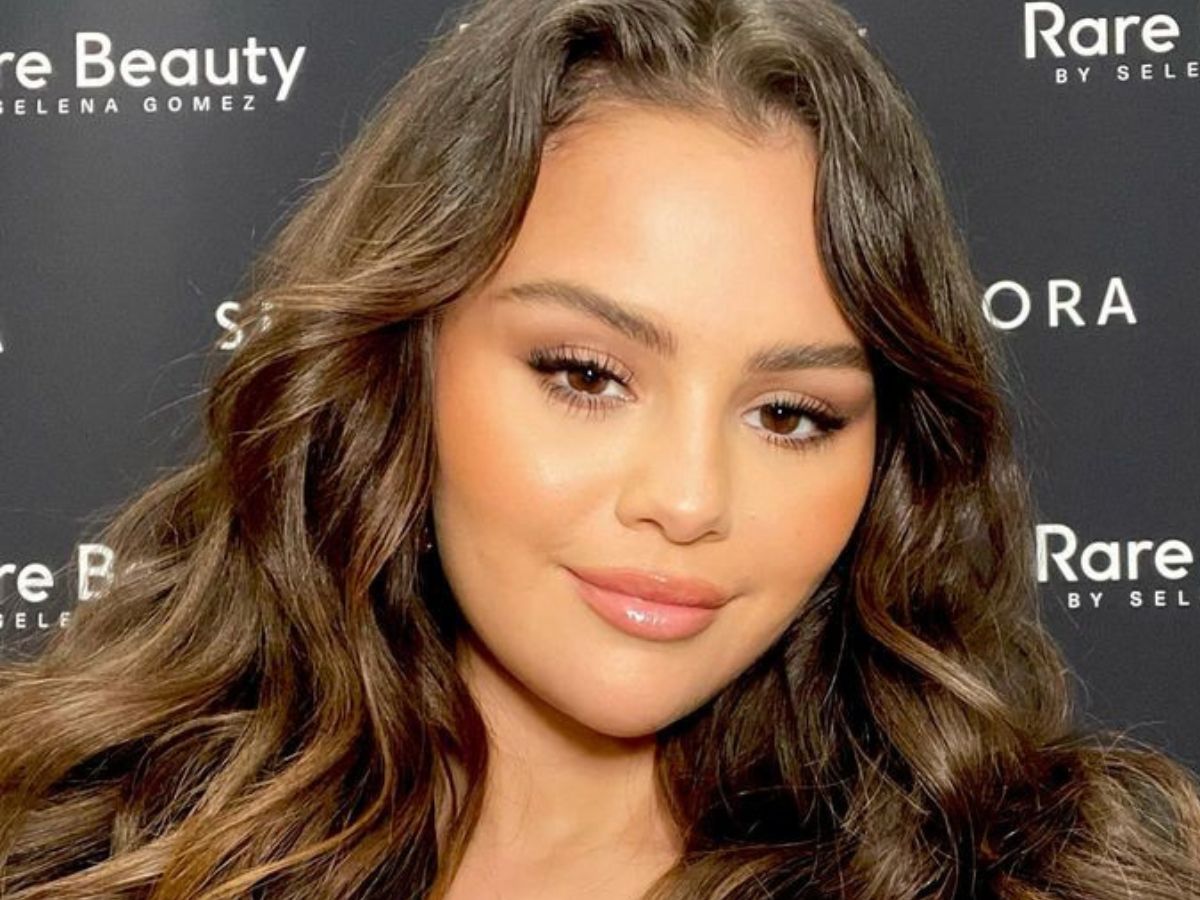 Kardigan na jesień w stylu “cosy” Seleny Gomez