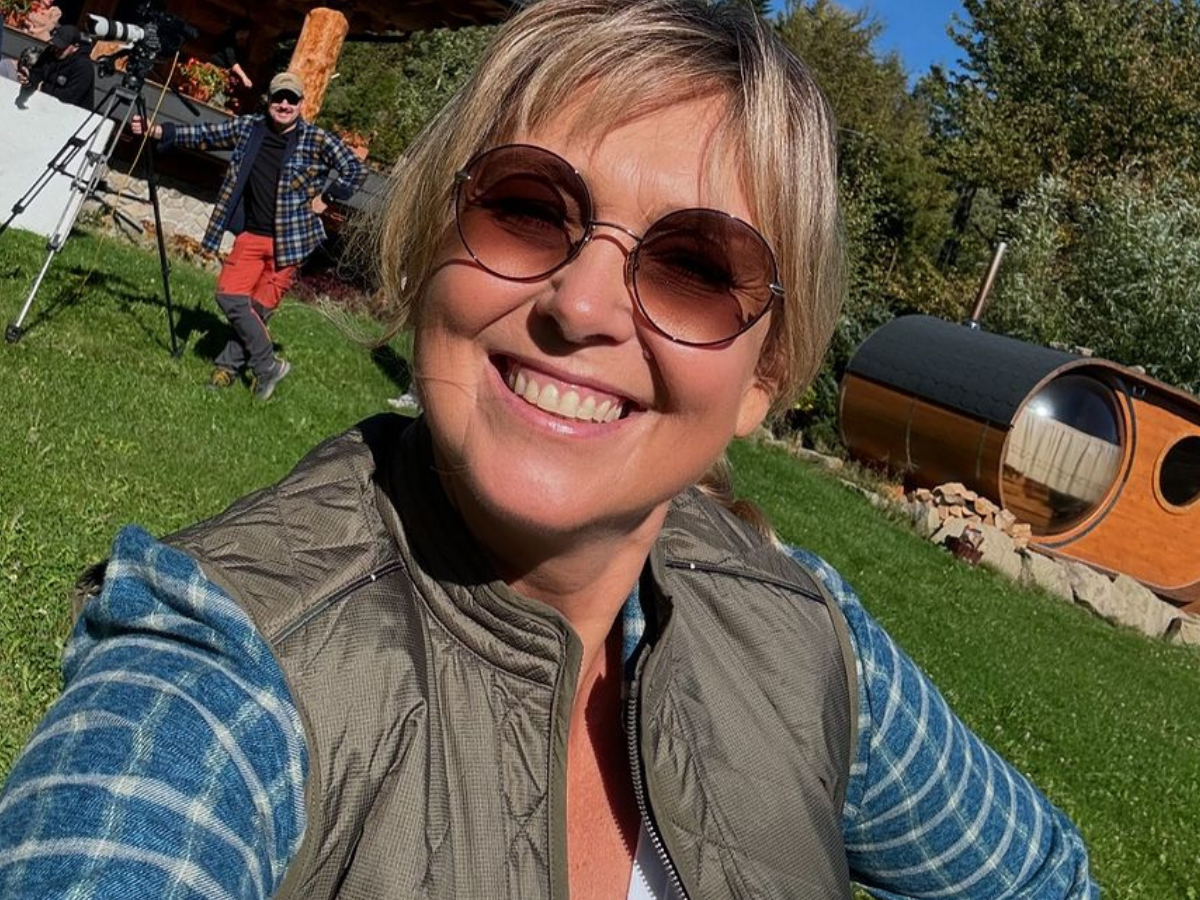 Ewa Wachowicz w pikowanej kurtce khaki