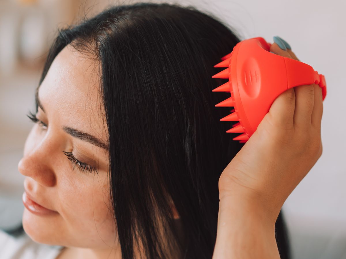 Wydałam 22 zł, a włosy rosną jak szalone! Ta apteczna wcierka z argininą wysypuje armię baby hair
