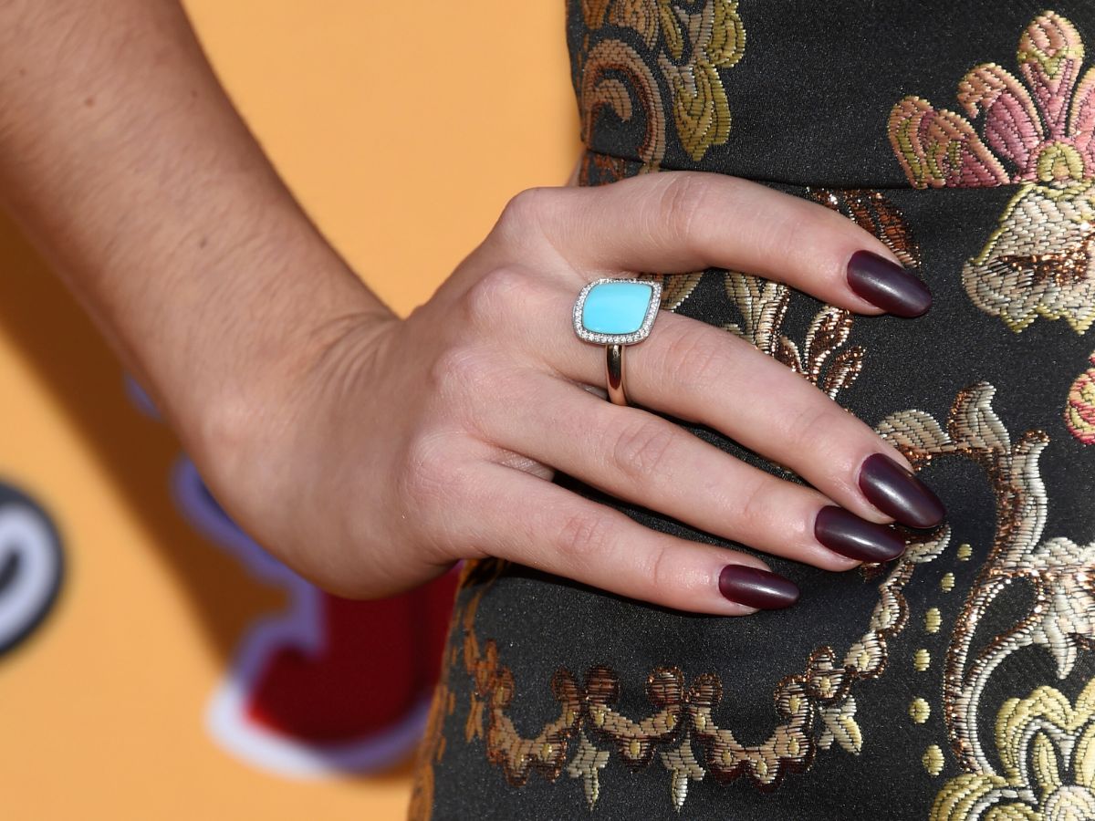 "Chocolate eclaire" jest już passe! “Conker nails” to najmodniejszy manicure na jesień i zimę