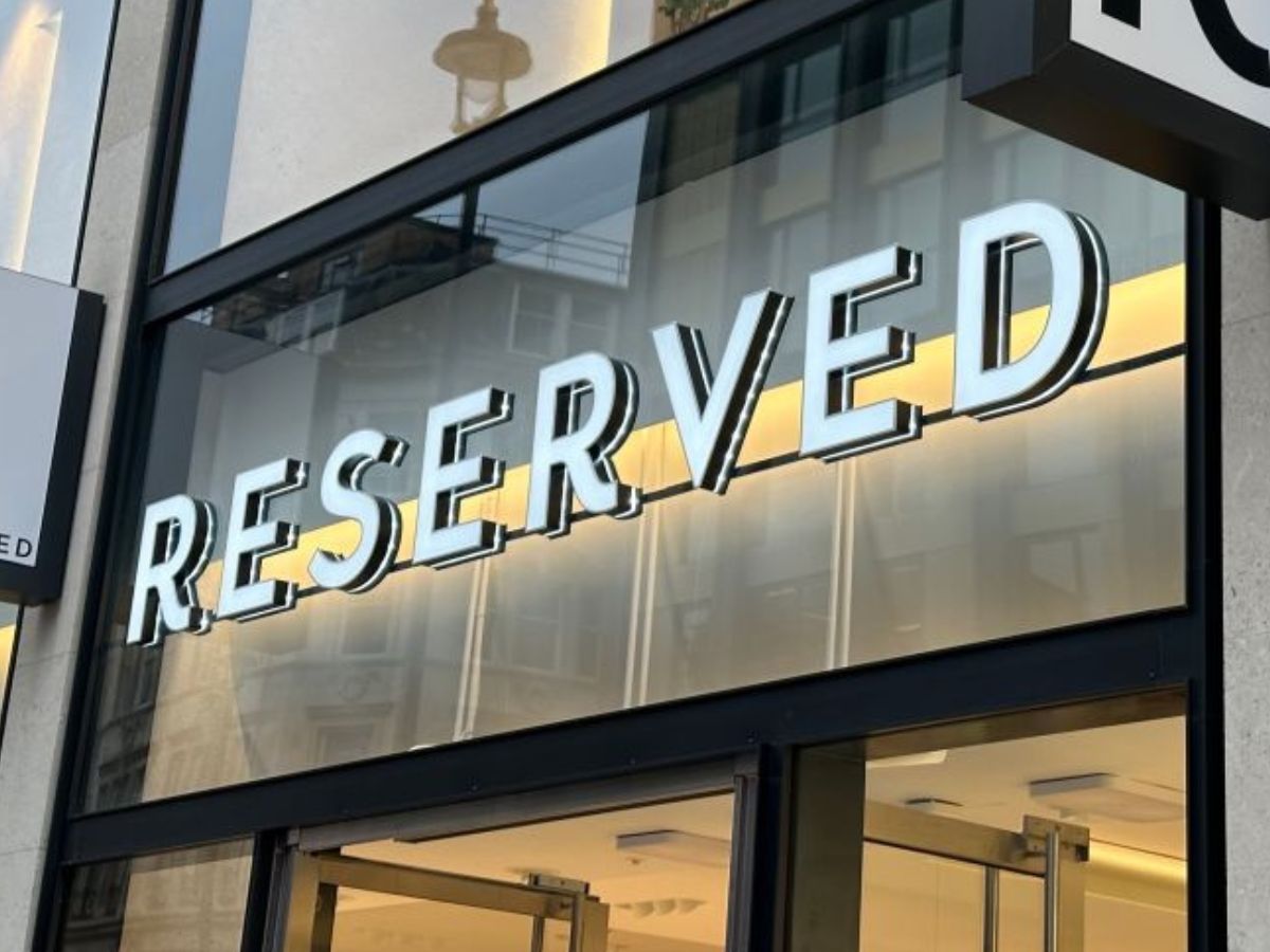 Elegancki płaszcz pikowany z Reserved