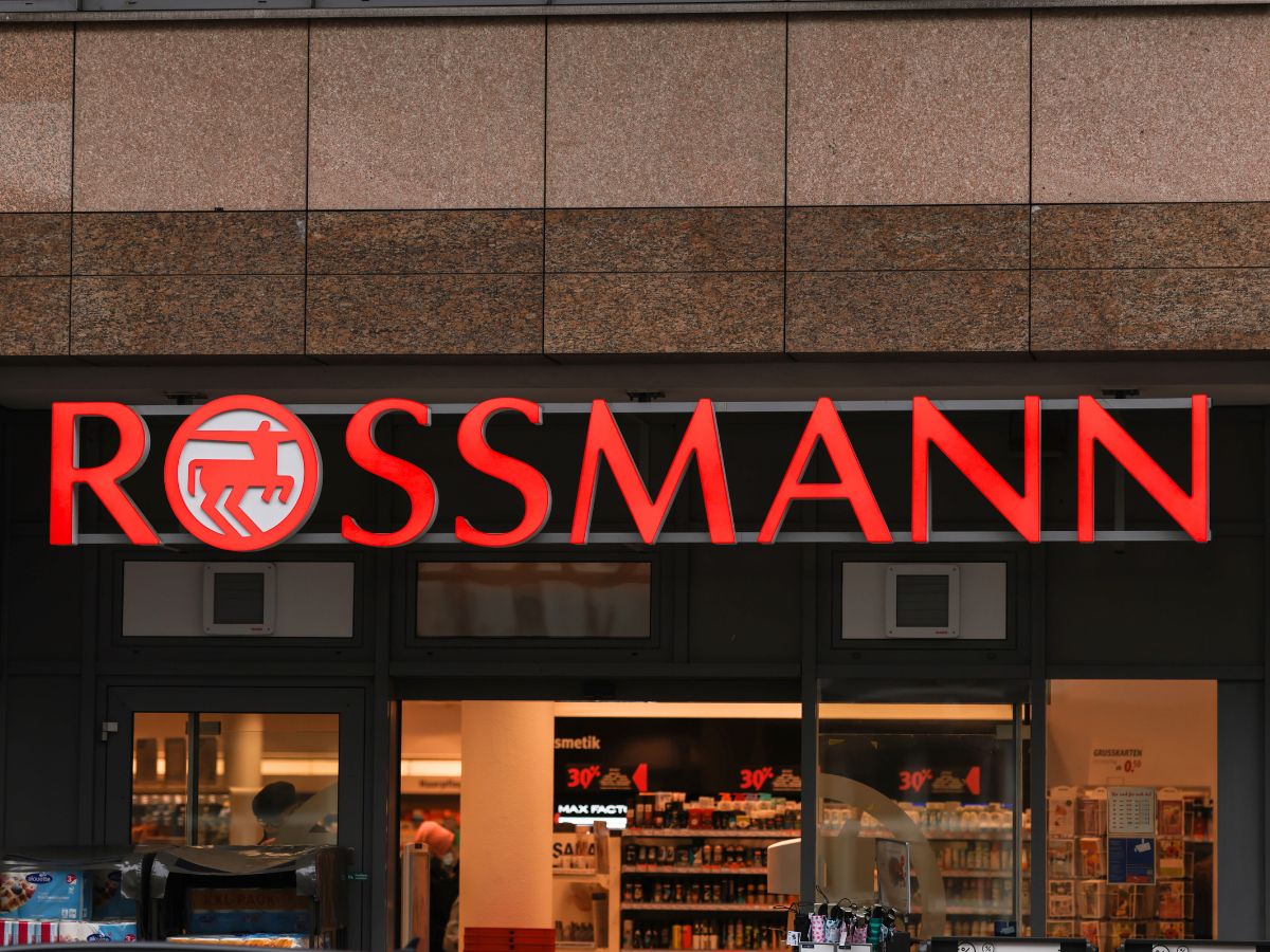 50-latko, leć do Rossmanna! Koreańska maseczka za 4,99 zł wypełnia zmarszczki śmiechowe w 20 minut