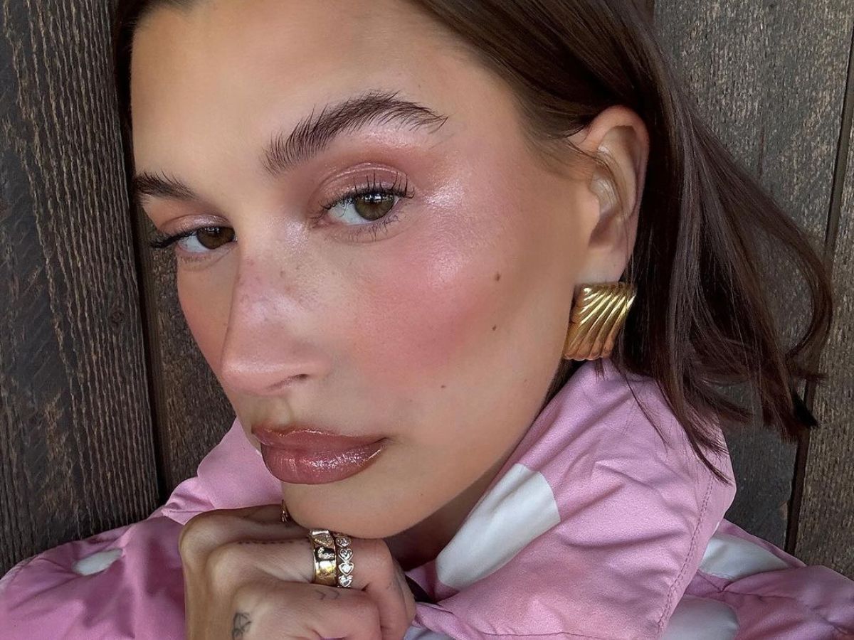 "Choco beurre manicure" zasługuje na miejsce w zimowym moodboardzie! Hailey Bieber już go ma