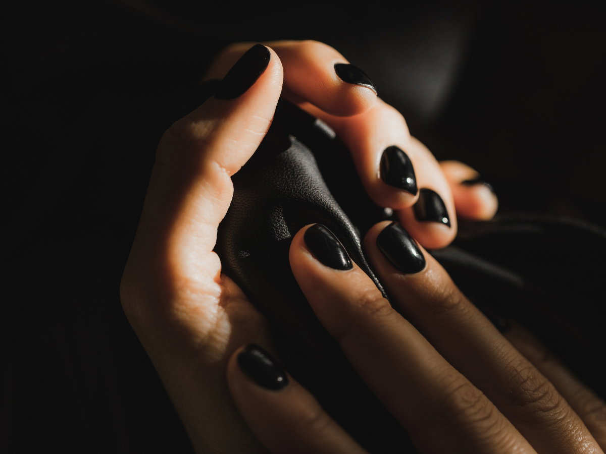 Elegancki manicure na Halloween w stylu Perle Noir