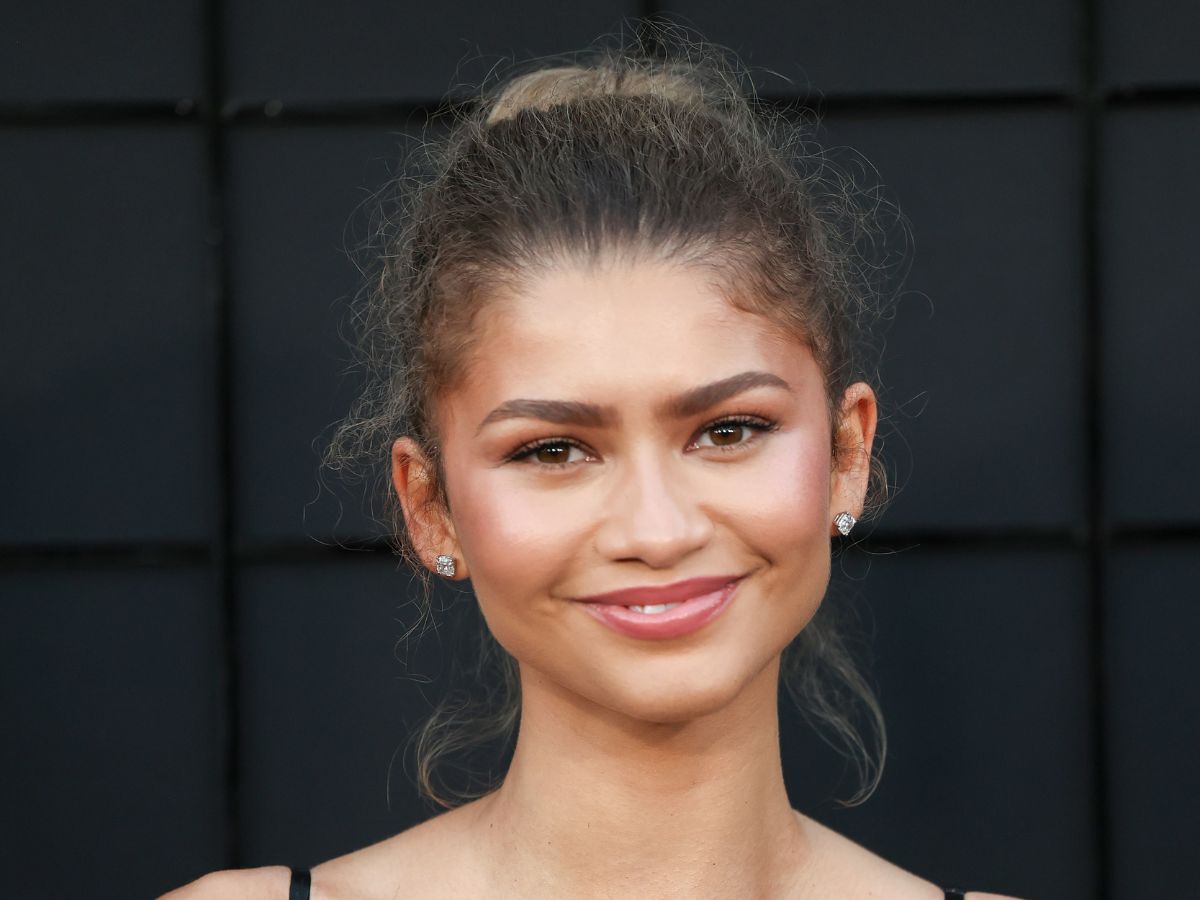"Chocolate brown bob" to upiększająca fryzura dla it-women! Zendaya wygląda w niej obłędnie