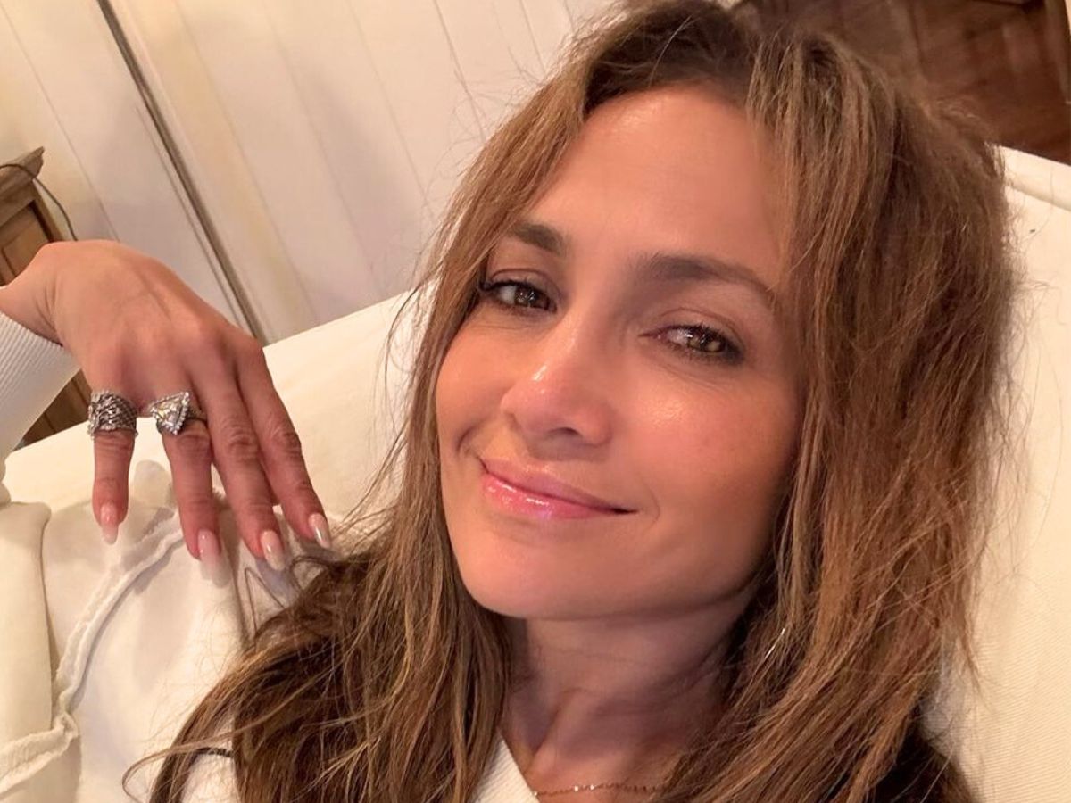 Lipidowy krem nawilżający z płatkami róż otula skórę jak plaster. Jennifer Lopez używa go od lat