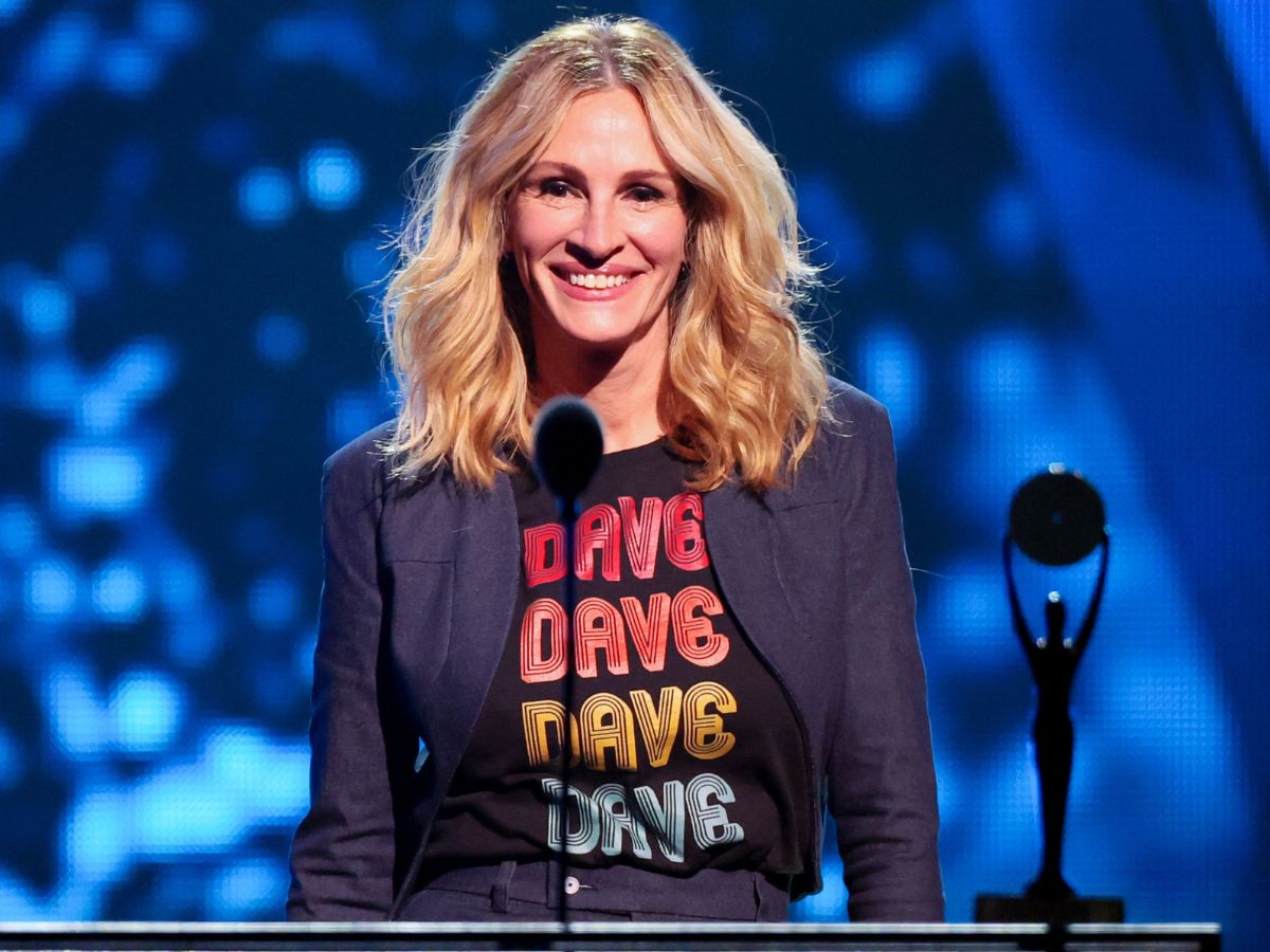 Shaggy lob to fryzura dla kobiet 50+, która totalnie odmładza. Julia Roberts wygląda w niej obłędnie