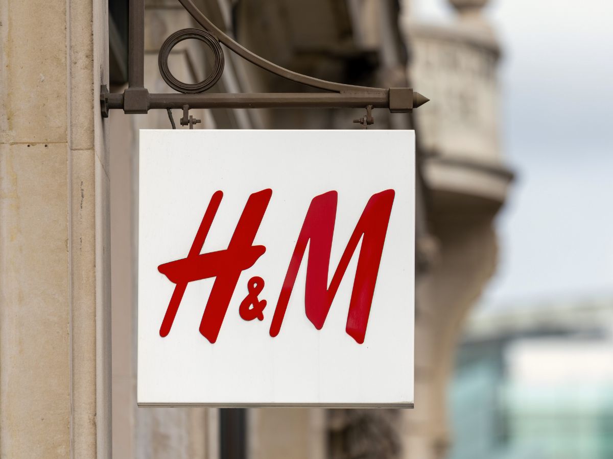 Ta ciepła sukienka sweterkowa z H&amp;M to mariaż stylu i komfortu. Z sylwetki robi klepsydrę!