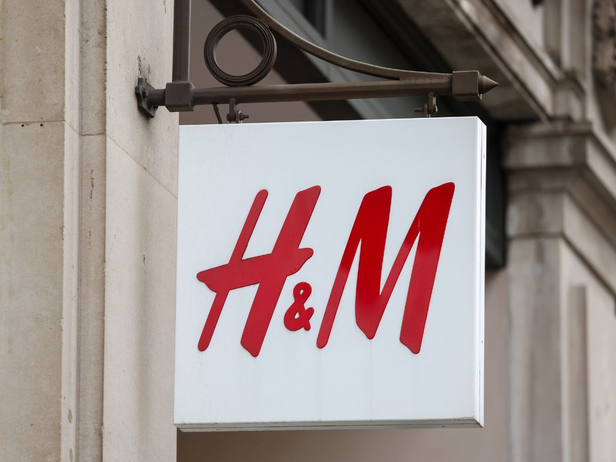 It-girls masowo wykupują elegancki dzianinowy kardigan z H&amp;M. To ideał na zimę w boskim kolorze "vin rouge"