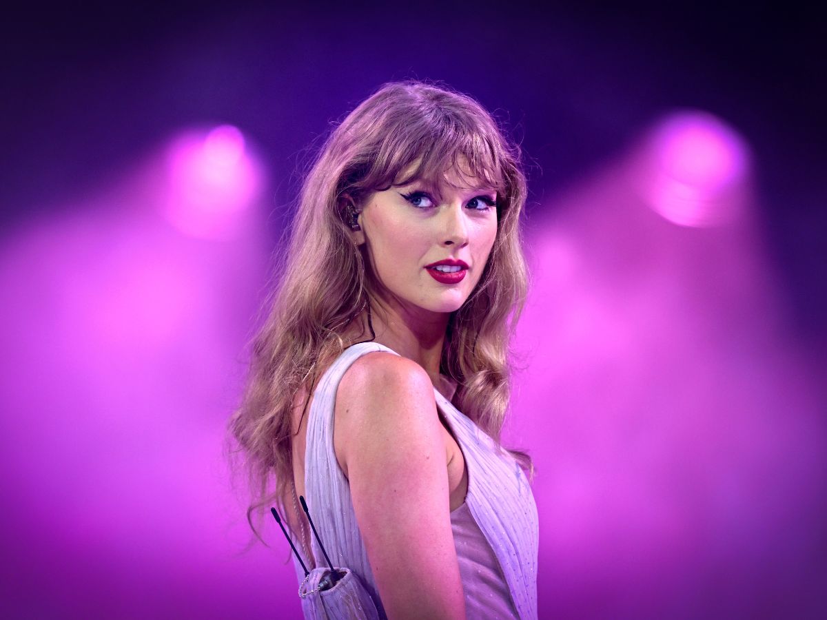 "Liquid gold nails" w stylu Taylor Swift to manicure z efektem "wow". Hit na zimę dla elegantek