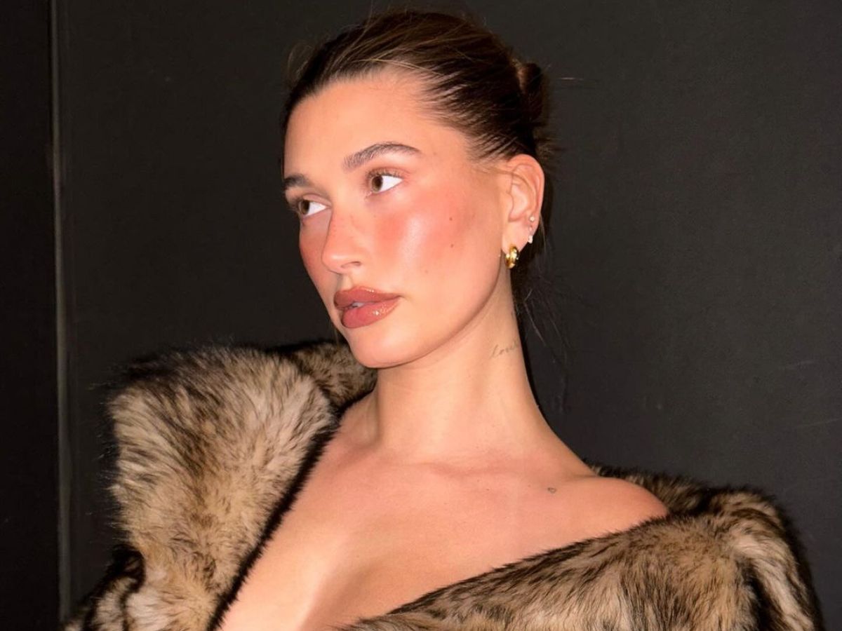 Zimą tego roku it-girls noszą długie futra! W sieciówkach dorwiesz ciepłe modele w stylu Hailey