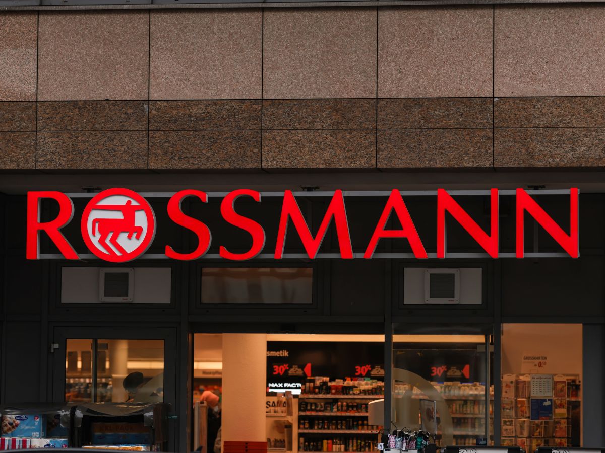 Krem pod oczy z Rossmanna za 8 zł z witaminą C daje efekt "obudzonej" twarzy. Wygładza zmarszczki