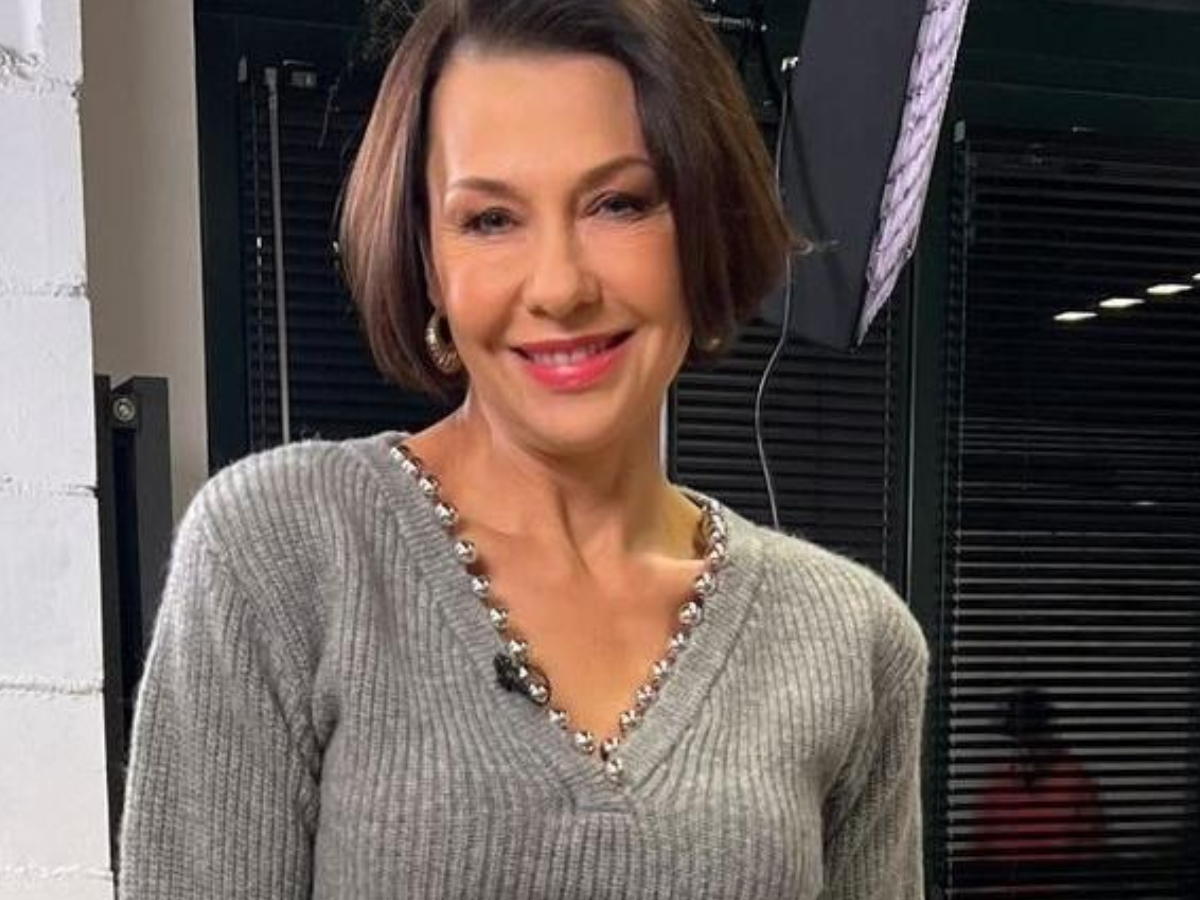 Anna Popek nosi jeansową spódnicę