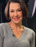 Anna Popek nosi jeansową spódnicę