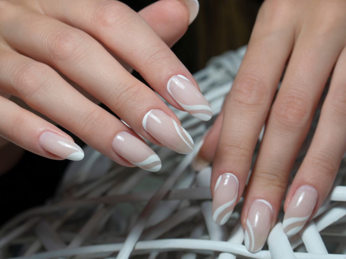 "Inverted french" - manicure na zimę 2024/25