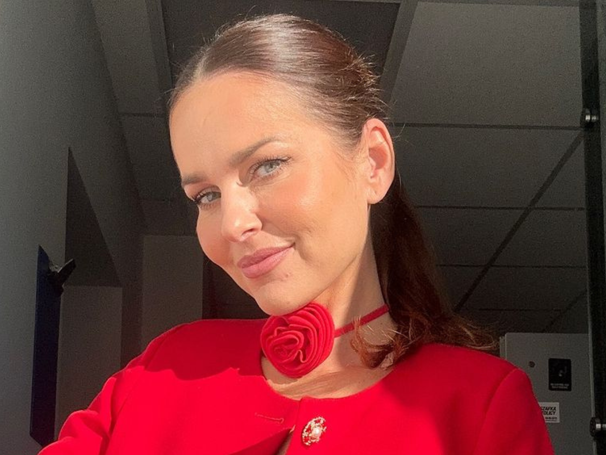 Paulina Sykut-Jeżyna nosi czerwony żakiet