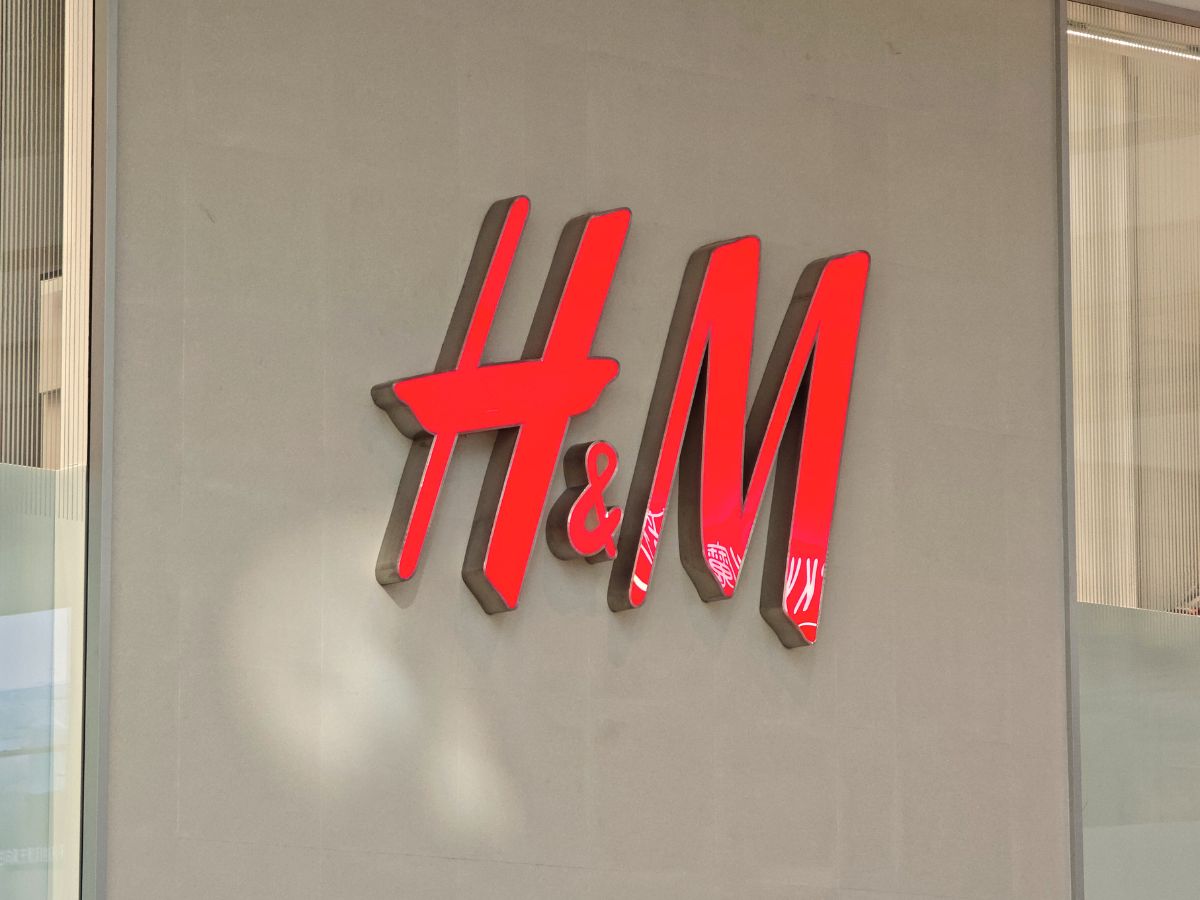 Po 15 latach it-girls znowu za nią szaleją! Zimową kurtkę-budrysówkę z H&amp;M założysz do śniegowców i kozaków