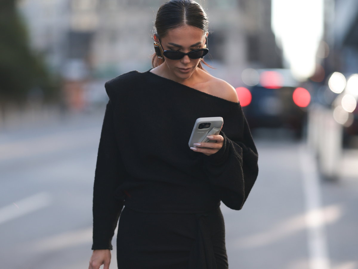 Sweter na jedno ramię w stylu "cold shoulder"