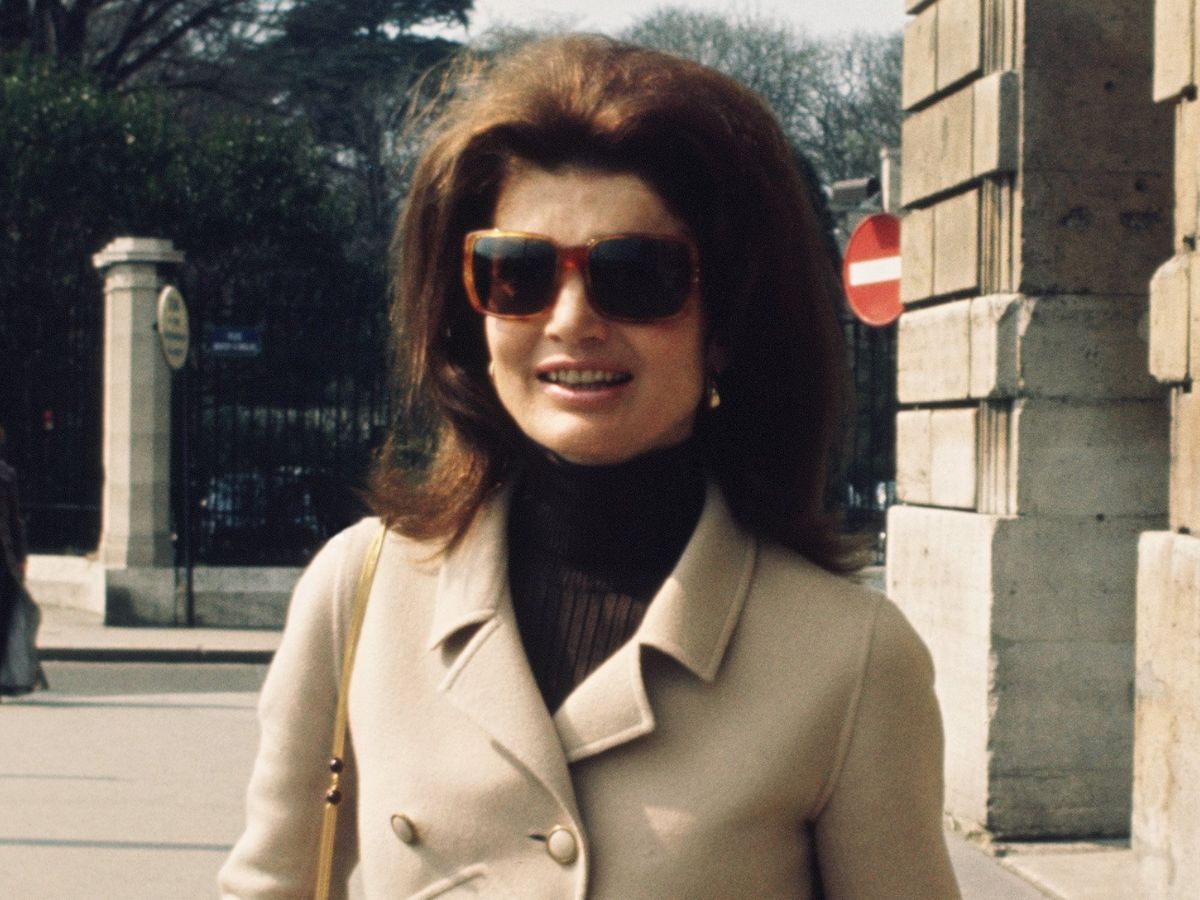 Jackie Kennedy w modnej fryzurze lata 60.