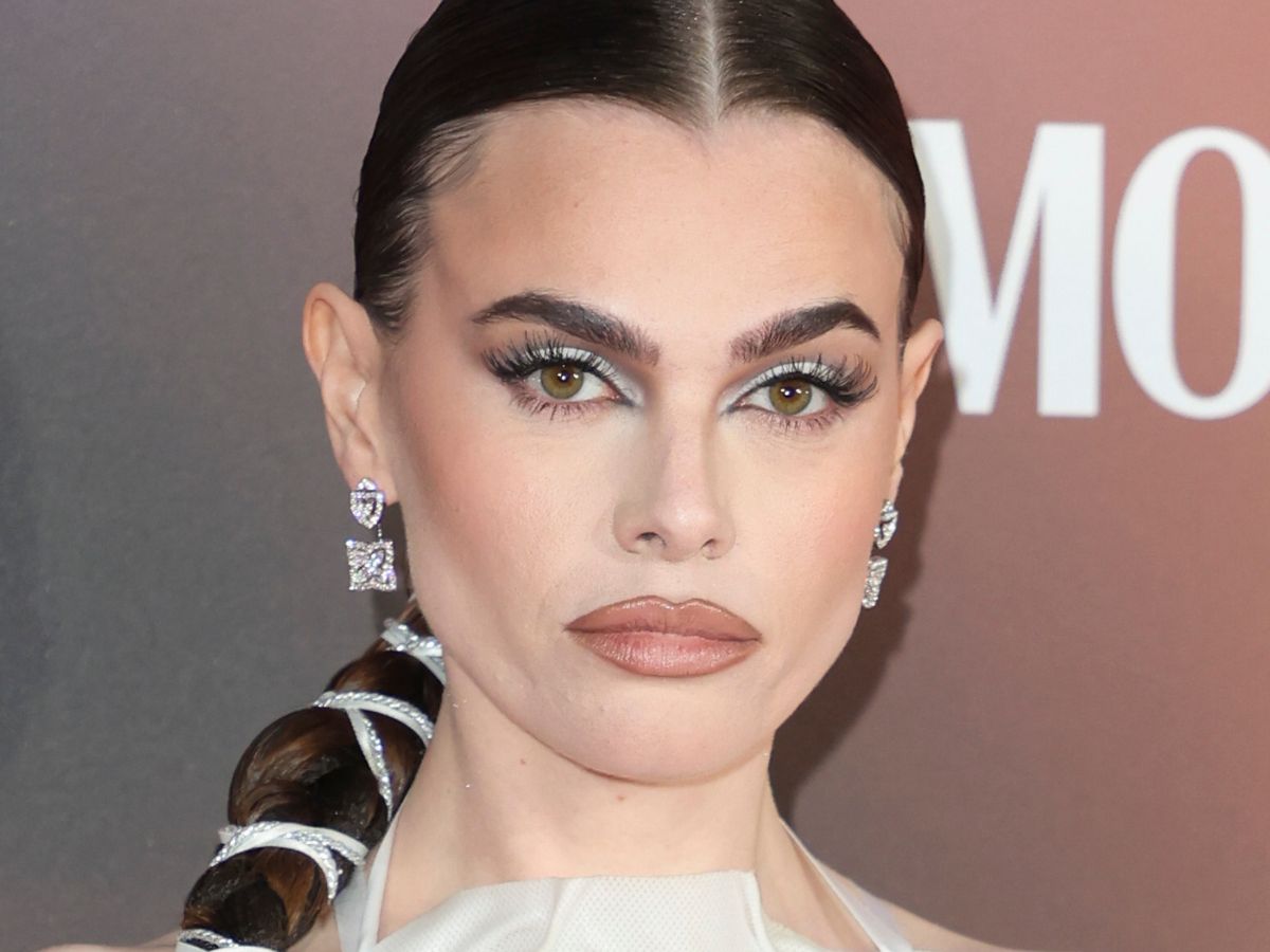 Pogrubia rzęsy na “Hollywood volume” i podkręca je jak lokówka. Ta maskara z kolagenem robi efekt WOW