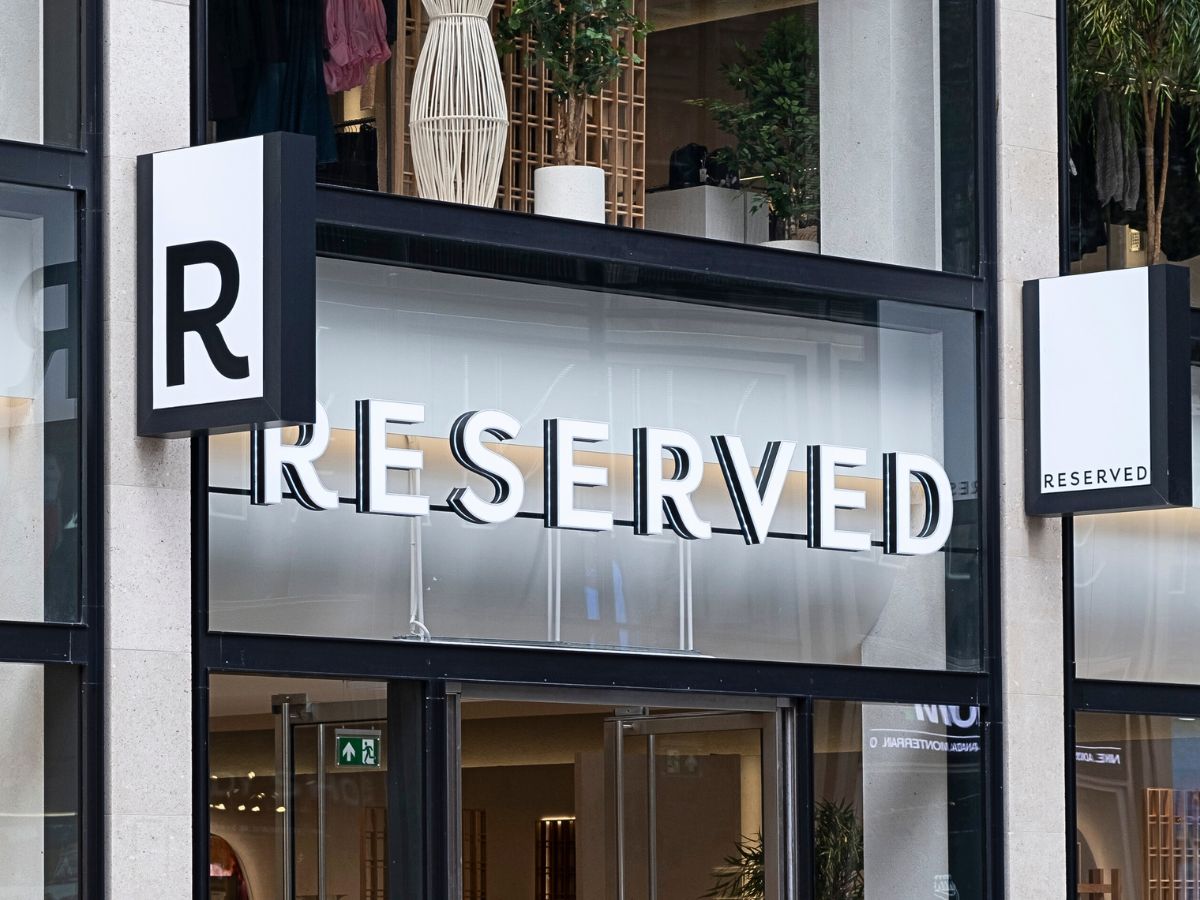Mięciutki sweter w panterkę z Reserved jest kwintesencją stylu "vintage chic"! Do kozaków ideał