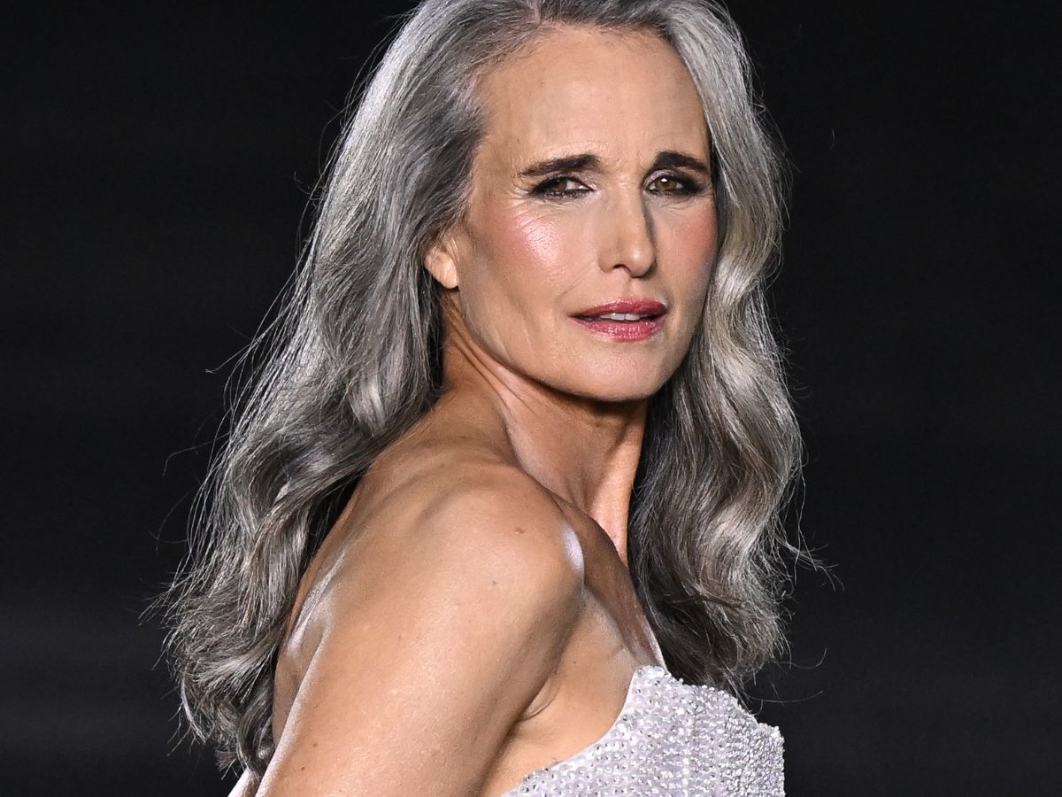 Siwe włosy? Poproś stylistę o gombre! To idealna fryzura 60+, która odmładza i dodaje elegancji