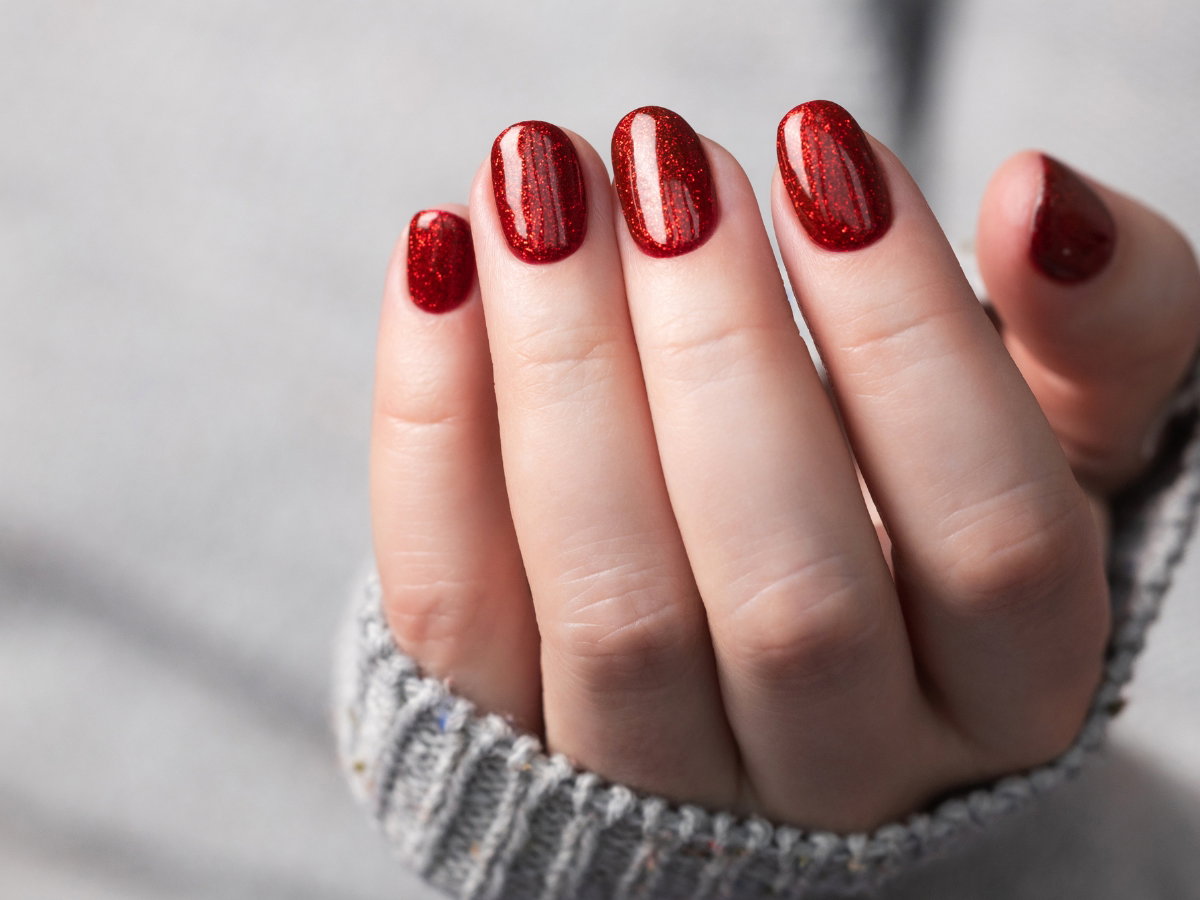Paznokcie zimowe 2024 w stylu "ongles de velours"