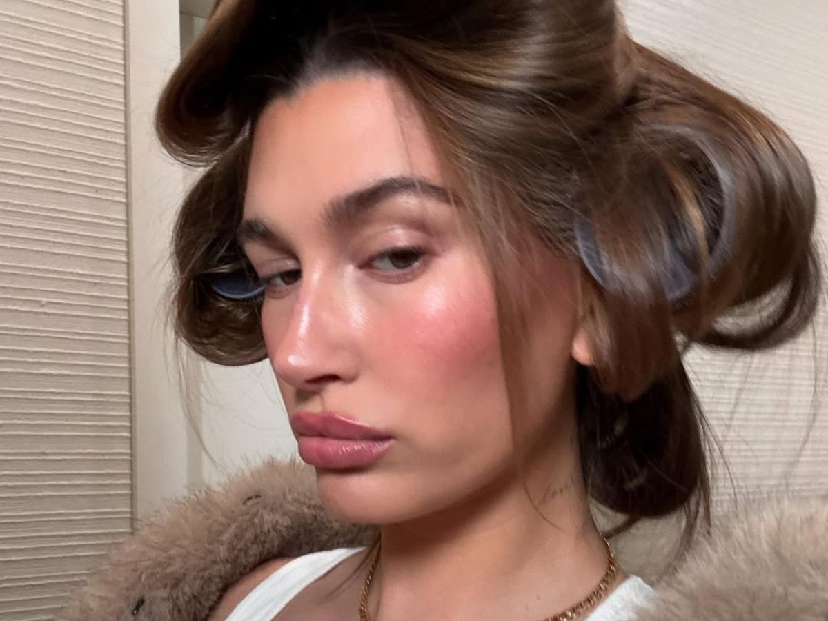 Hailey Bieber wie, że "sugarplum jelly" to idealne paznokcie świąteczne! Są urocze i nie widać na nich odrostu