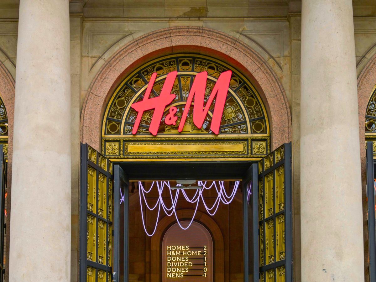 Elegantko, leć do H&amp;M! Mięciutki i szykowny komplet dzianinowy w chanelowskim stylu to hit na Wigilię