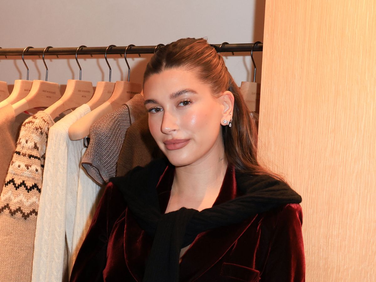 Odmładzają dłonie, maskują odrost! "Sugar cookie" Hailey Bieber to cudne paznokcie na święta, które zrobisz w 5 minut
