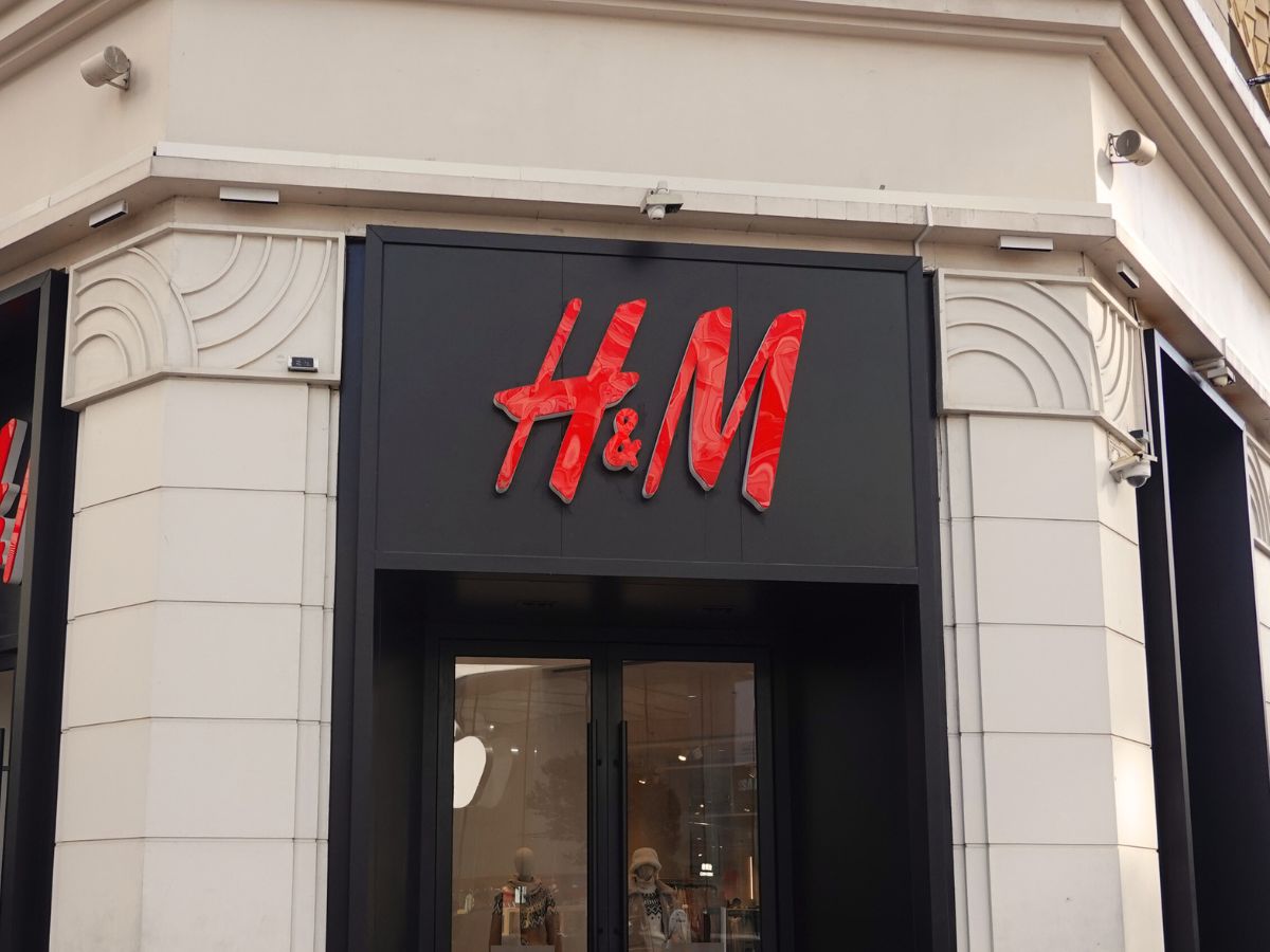 Z figury robi klepsydrę! Ta ciepła puchówka w stylu "Sankt Moritz" z H&amp;M zachwyca nawet elegantki