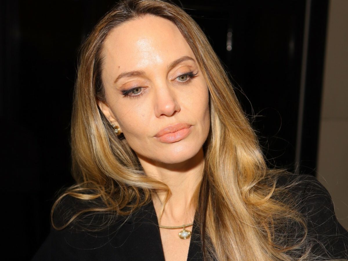 Kardigan na zimę 50+ w stylu Angeliny Jolie