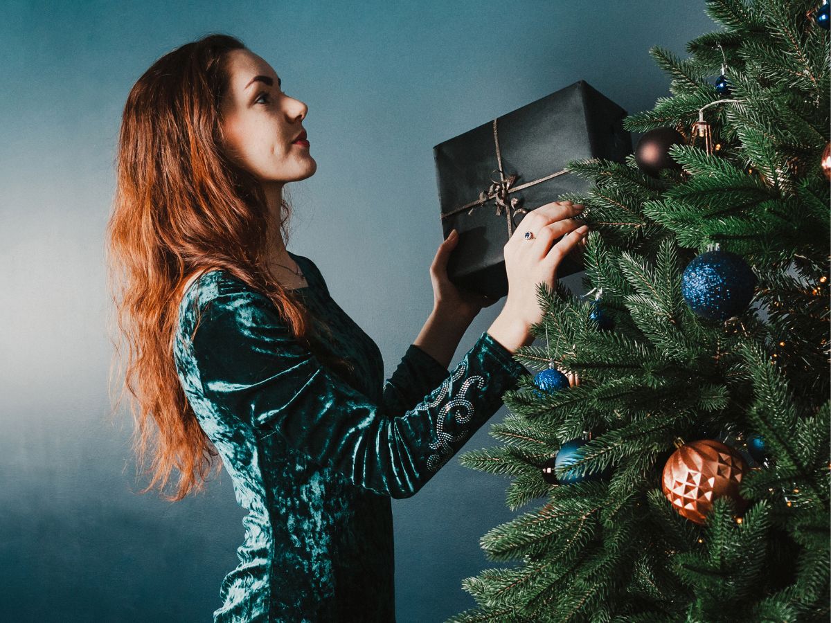 Welurowa sukienka świąteczna w kolorze pine green