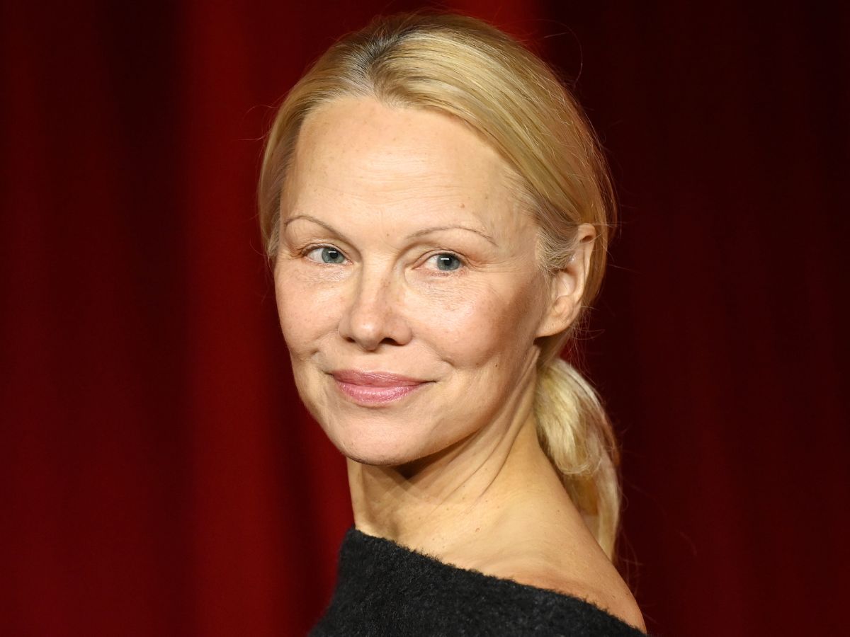 -10 lat z metryki! “Fluffy bangs” Pameli Anderson to modna fryzura na zimę idealna dla pań 50+