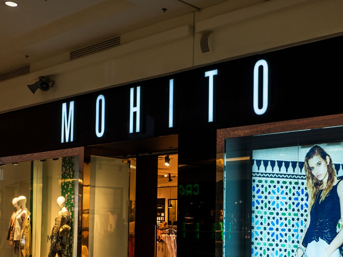 Sukienka świąteczna z Mohito wygląda jak model premium. Podkreśla kobiece kształty i ma szlachetny kolor!