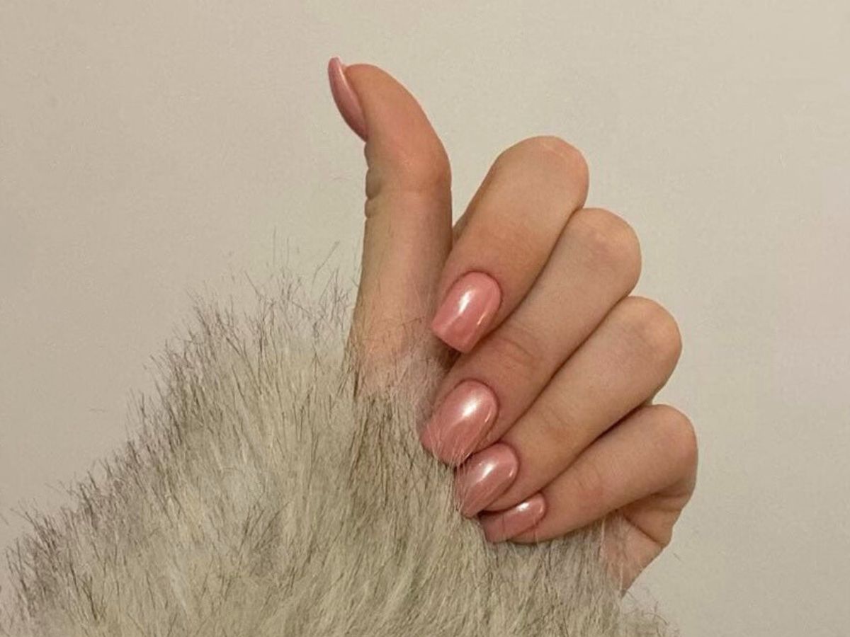 Perłowe "glassy nails" to boskie paznokcie sylwestrowe z efektem lustra. Zdobią dłonie jak kamienie szlachetne