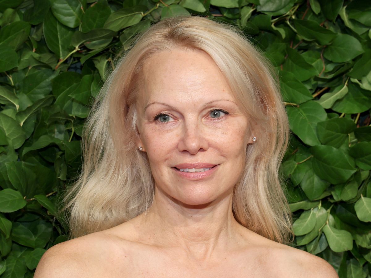 Pamela Anderson wie, że gustowny manicure "hot chocolate" nie zawodzi! Hit na zimę 2025 dla pań 50+