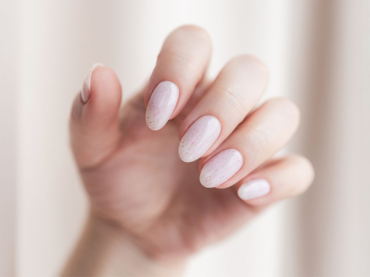 Delikatne paznokcie "shiny snow"