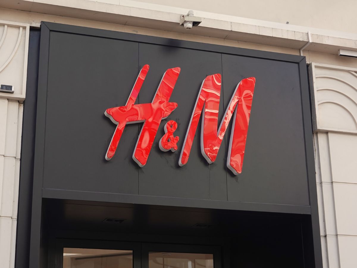 Ta srebrna sukienka to hit z wyprzedaży w H&amp;M! Założę ją na karnawał, bo robi talię osy