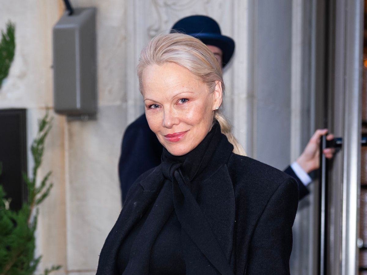 Najlepsze paznokcie nudziaki na 2025? ‚Sweet latte nails’ w stylu Pameli Anderson pokocha każda 50-latka!