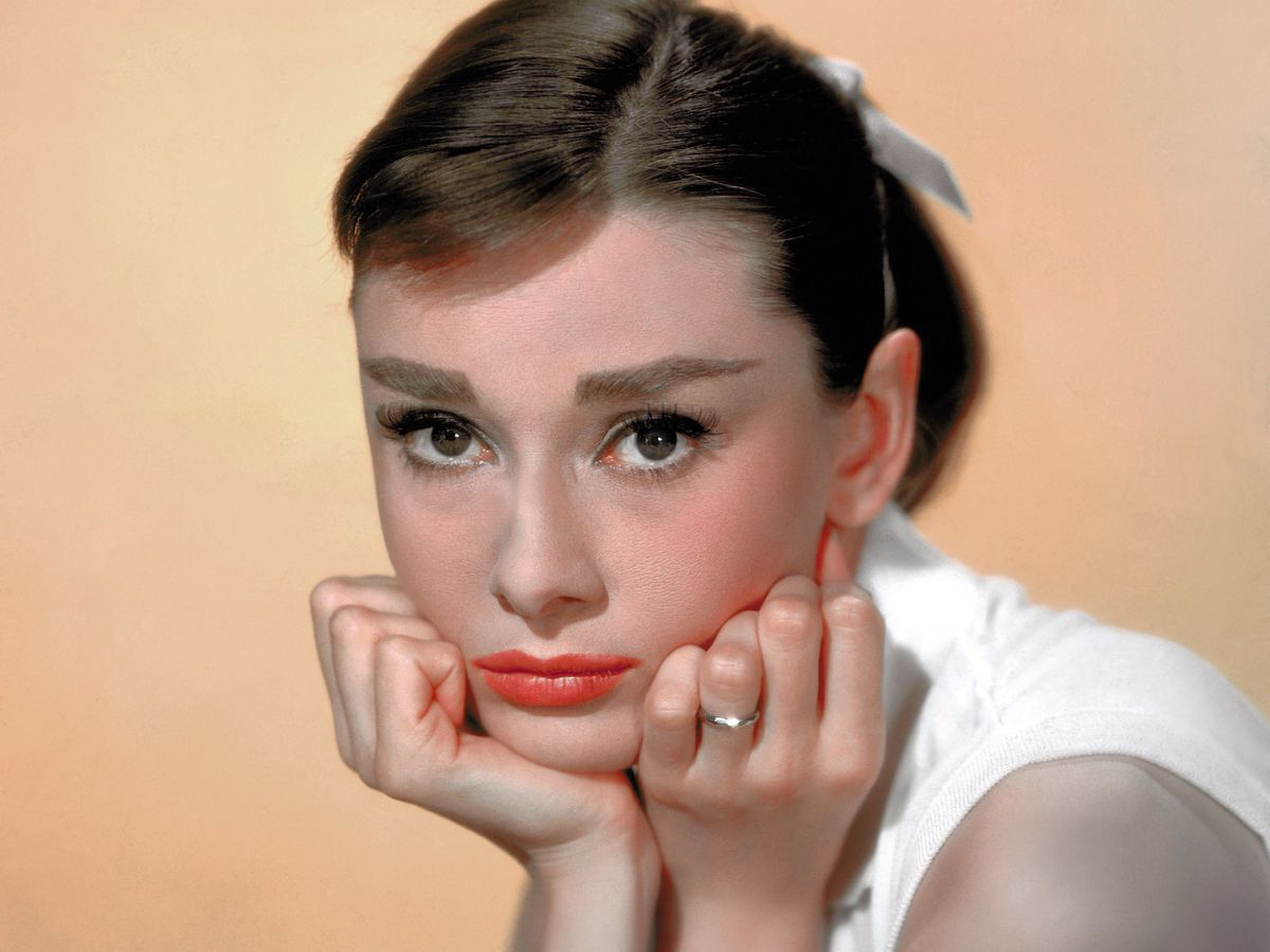 Paryżanki biegną do sklepów po babcine buty w stylu Audrey Hepburn. To największy trend na wiosnę 2025