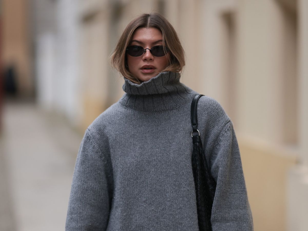 Szary sweter oversize