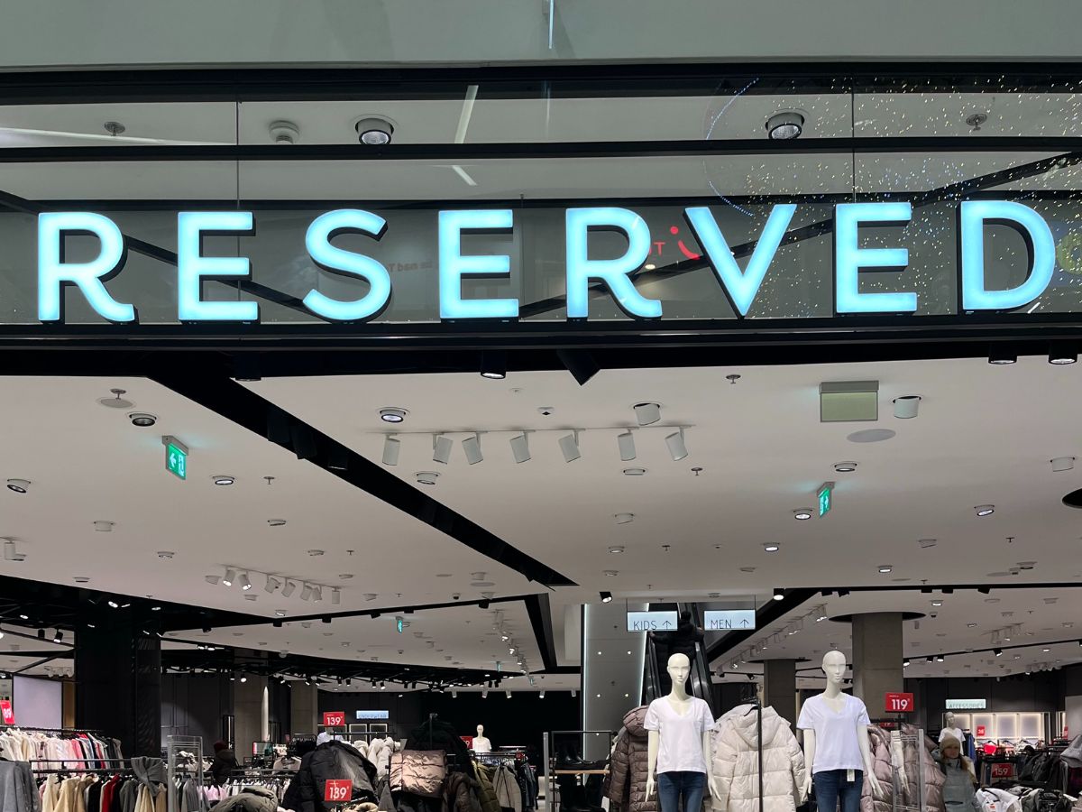 Sweter z wyprzedaży Reserved