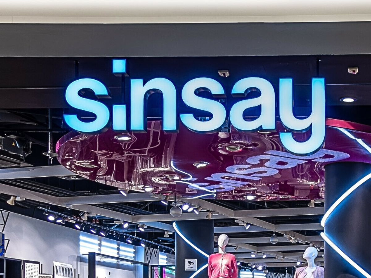 Stylowa, wygodna i tania. Ta zamszowa kurtka to bestseller z Sinsay i spełnienie marzeń na wiosnę