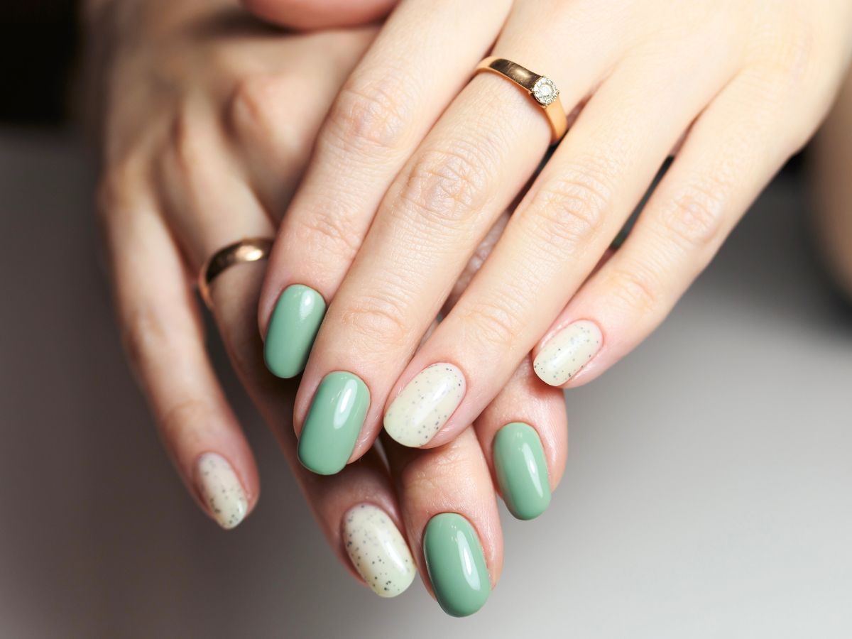 Pistacjowy manicure to wiosenna alternatywa dla burgundu! Będziesz go nosić na okrągło