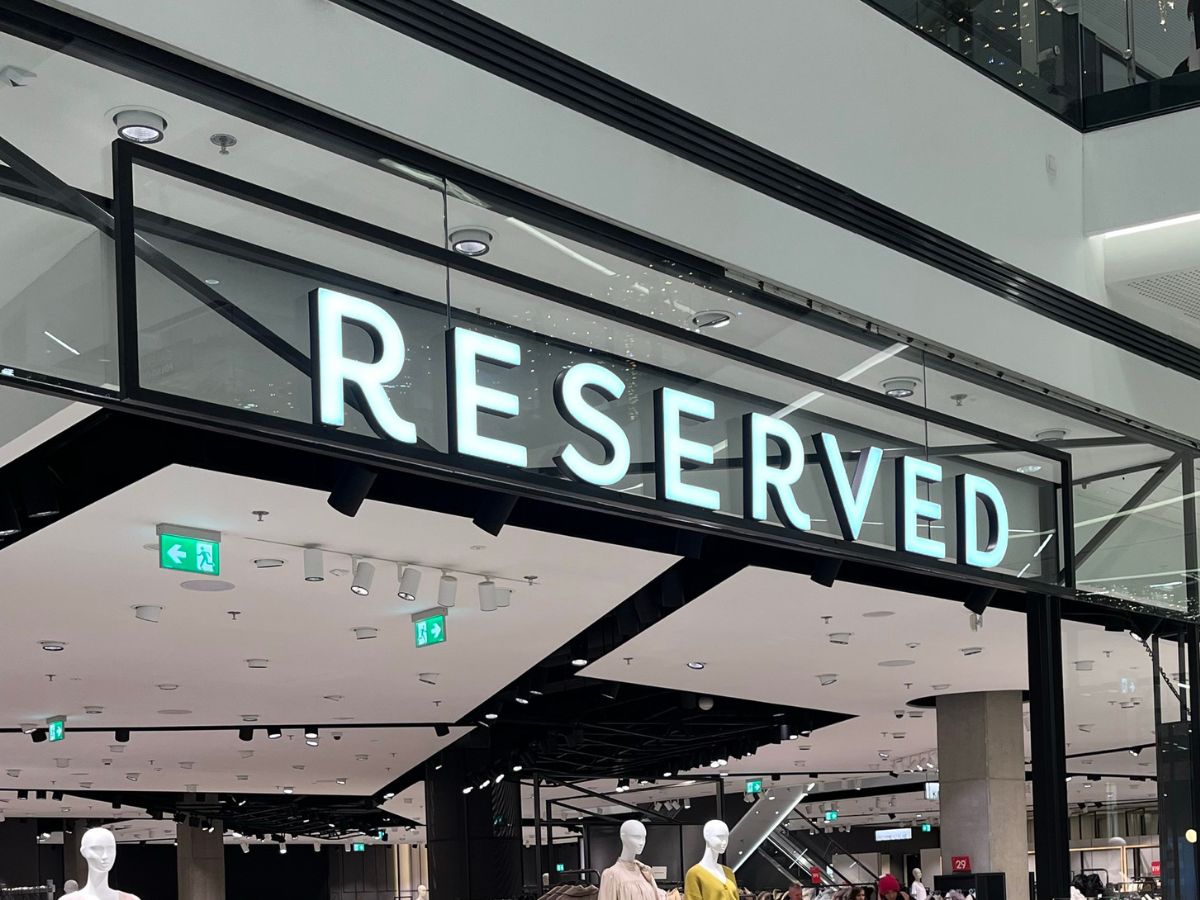 Reserved w końcu wyprzedaje kultowe jeansy flare high waist. Robią cuda z sylwetką, a są tanie jak barszcz
